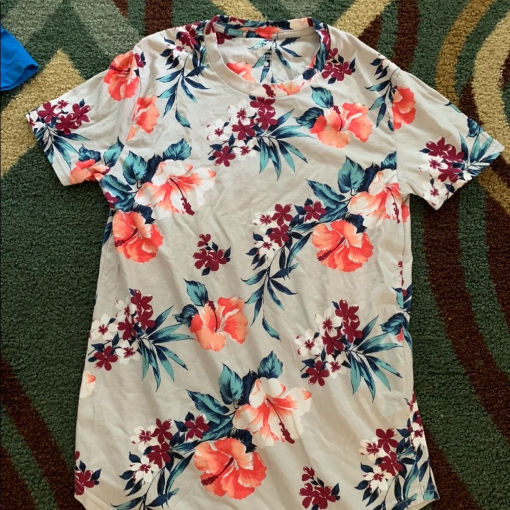 Hollister•curved hem floral tee•XS•